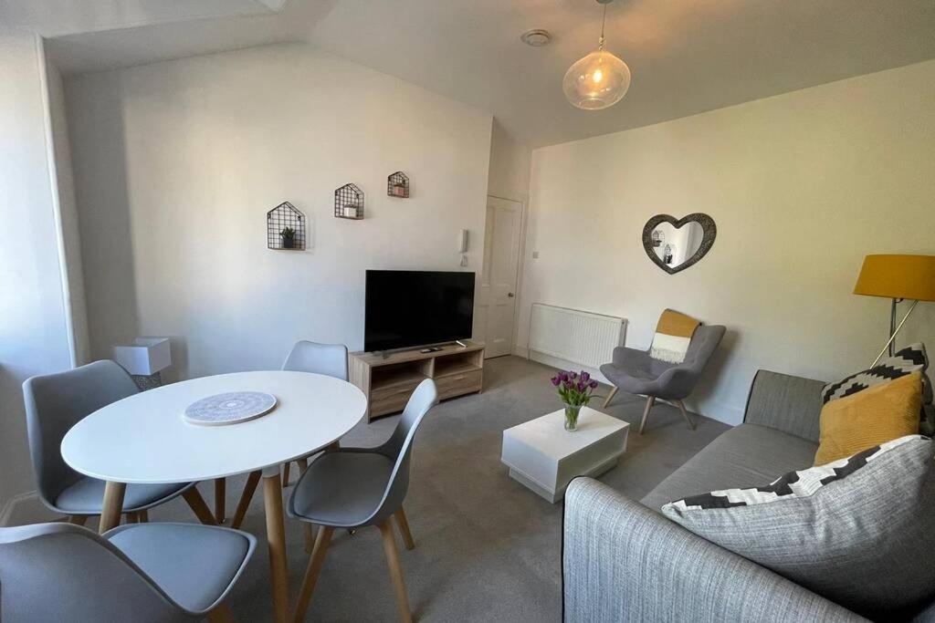 No 10 Immaculate City Centre, Top Floor 2 Bed Flat With Free Parking Inverness Kültér fotó